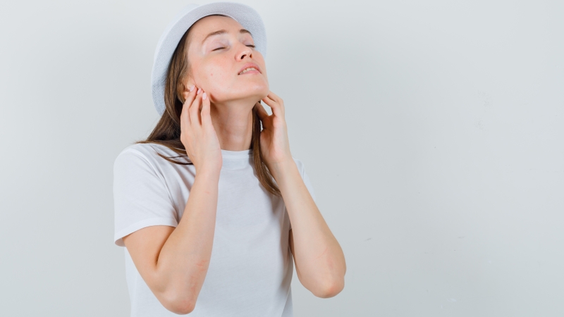 Nang thùy trái tuyến giáp thường không gây triệu chứng rõ ràng khi còn nhỏ