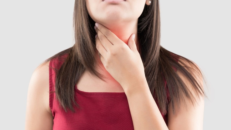 Khi nang thùy trái tuyến giáp phát triển lớn, có thể gây chèn ép, rối loạn nội tiết,...