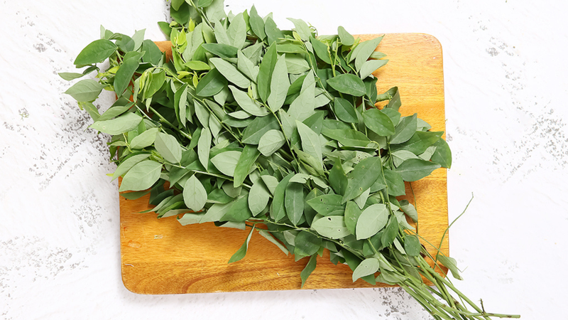 Thêm rau ngót vào cháo cá trắm giúp món cháo thanh mát và dễ ăn hơn