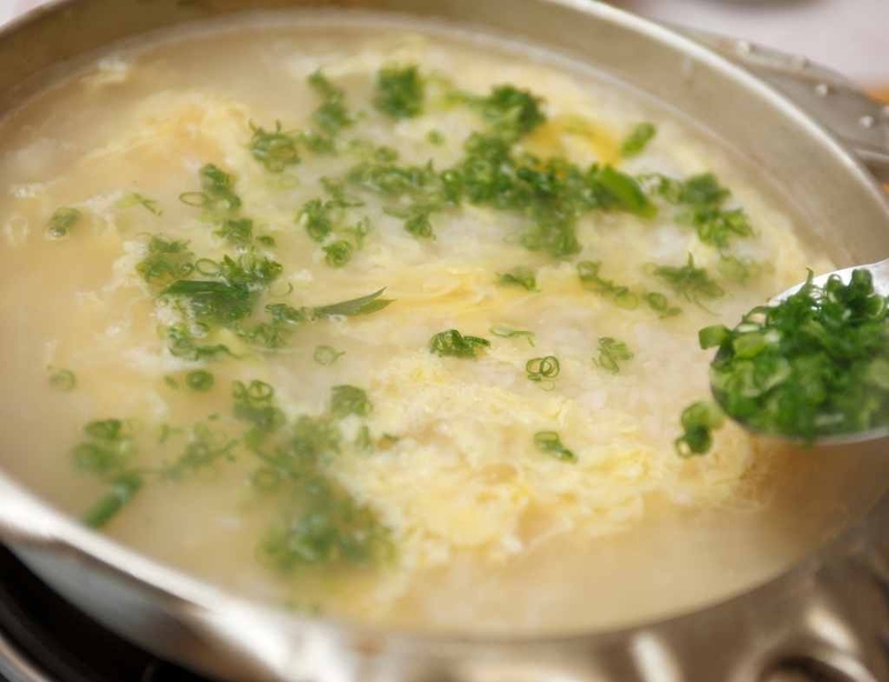 Cháo trứng với lá hẹ cho bé ăn dặm