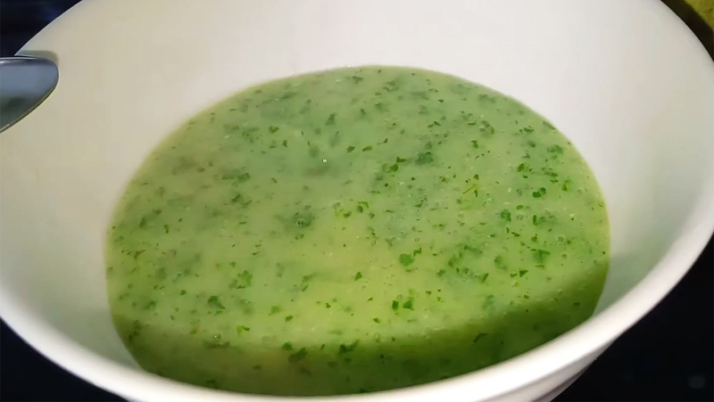 Cháo trai nấu với rau ngót cung cấp vitamin A, C tăng cường hệ miễn dịch