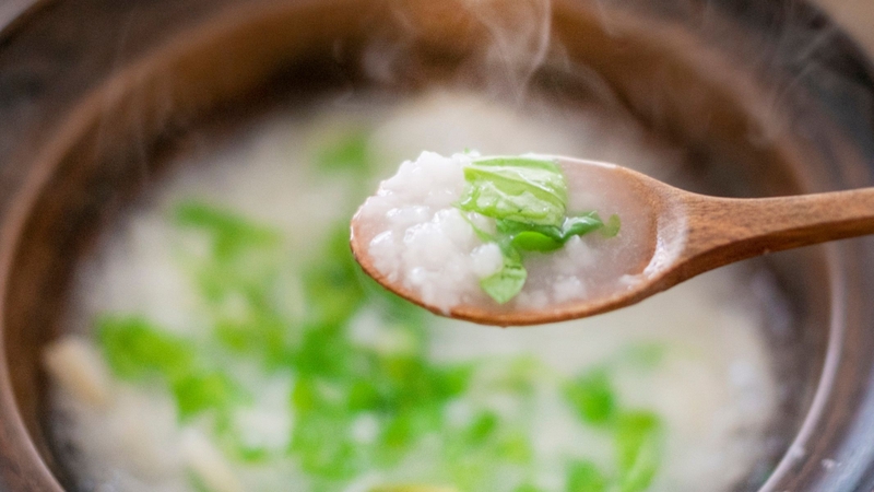 Nên để cháo nguội hoàn toàn trước khi bảo quản để tránh ảnh hưởng đến tủ lạnh và thực phẩm khác