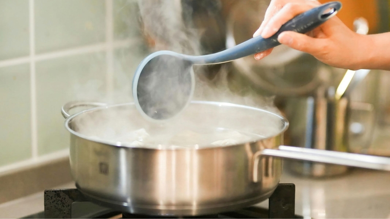 Hâm cháo đông lạnh bằng cách hấp cách thủy hoặc đặt tô vào nồi nước và đun lửa nhỏ 5-10 phút đến khi cháo sánh lại