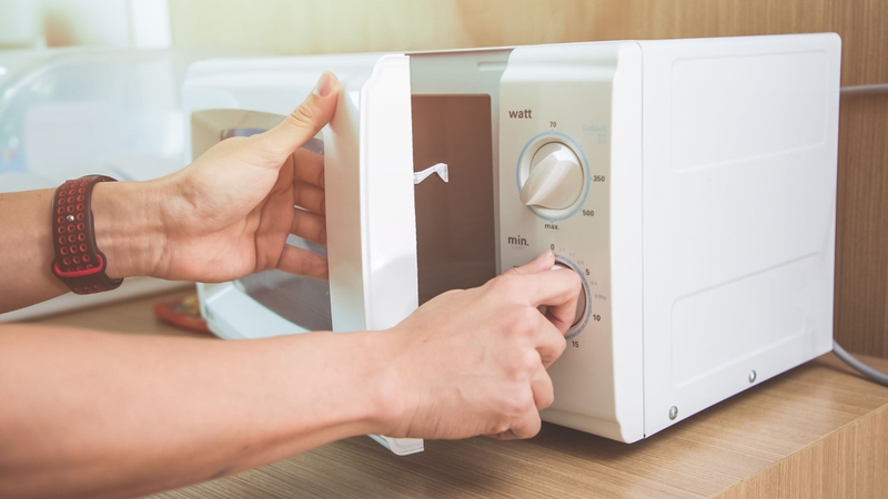 Chỉ hâm lượng cháo vừa đủ ăn, chia nhỏ để hâm đều và tránh hâm đi hâm lại nhiều lần để đảm bảo an toàn và dinh dưỡng