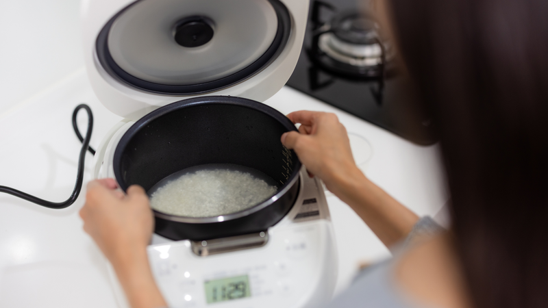 Nấu cơm bằng nước nóng giúp tiết kiệm thời gian đáng kể