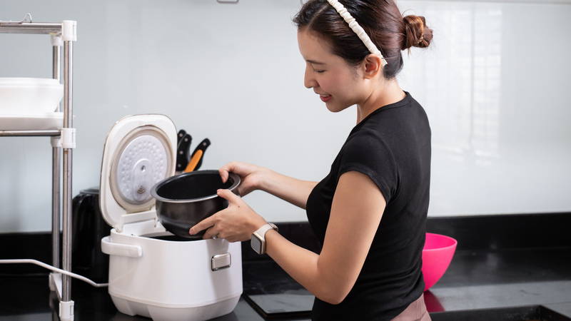 Việc quyết định nấu cơm bằng nước nóng hay lạnh phụ thuộc vào hoàn cảnh