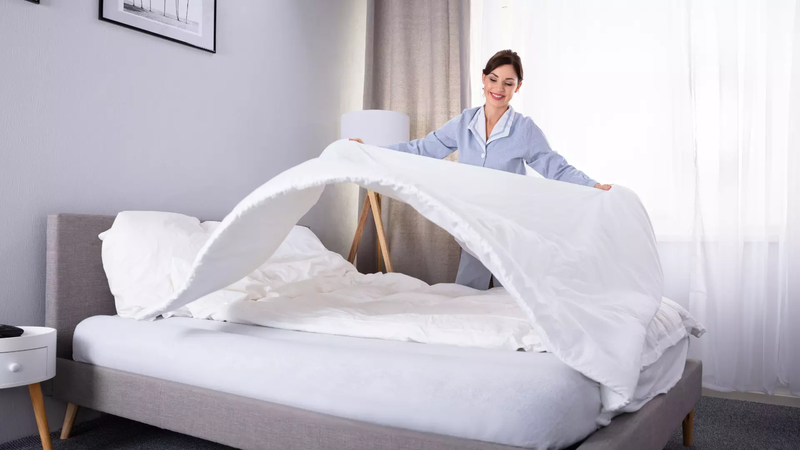 Nên thường xuyên thay ga giường để đảm bảo vệ sinh