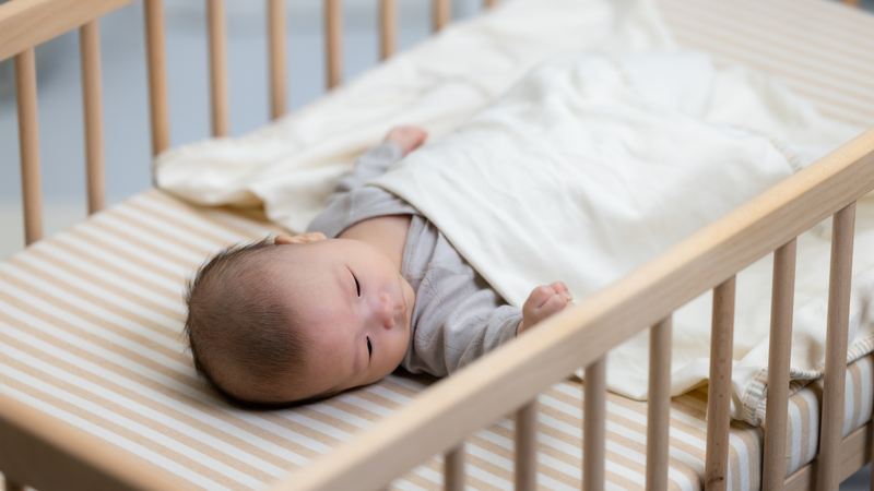 Trẻ có thể bị bí và tỉnh giấc nếu cảm thấy quá nóng