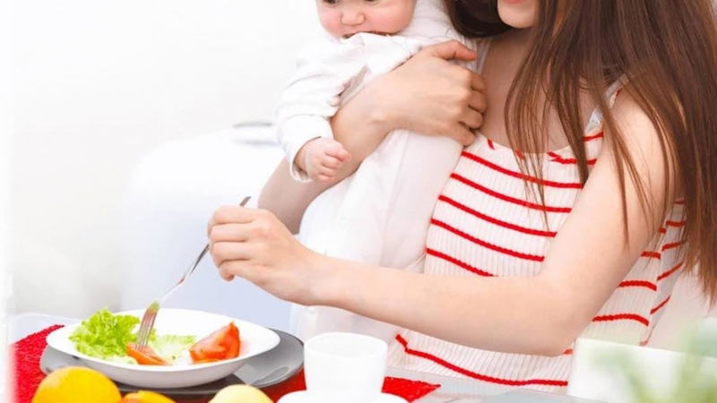 me-cho-con-bu-nen-an-gi-de-dam-bao-suc-khoe-va-tot-cho-con