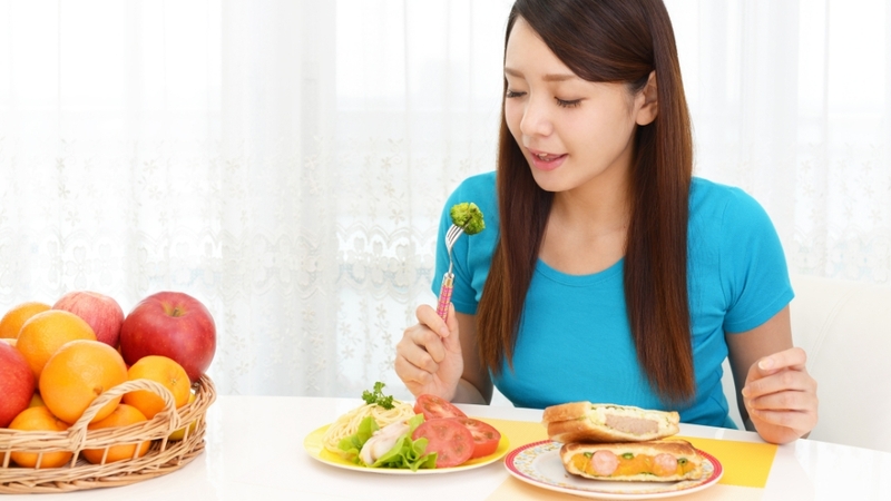 Bữa sáng cung cấp năng lượng, kích hoạt trao đổi chất và hỗ trợ hiệu suất, sức khỏe lâu dài