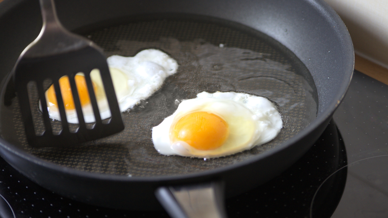 Chiên trứng trong nhiệt độ quá cao có thể phá hủy các chất dinh dưỡng