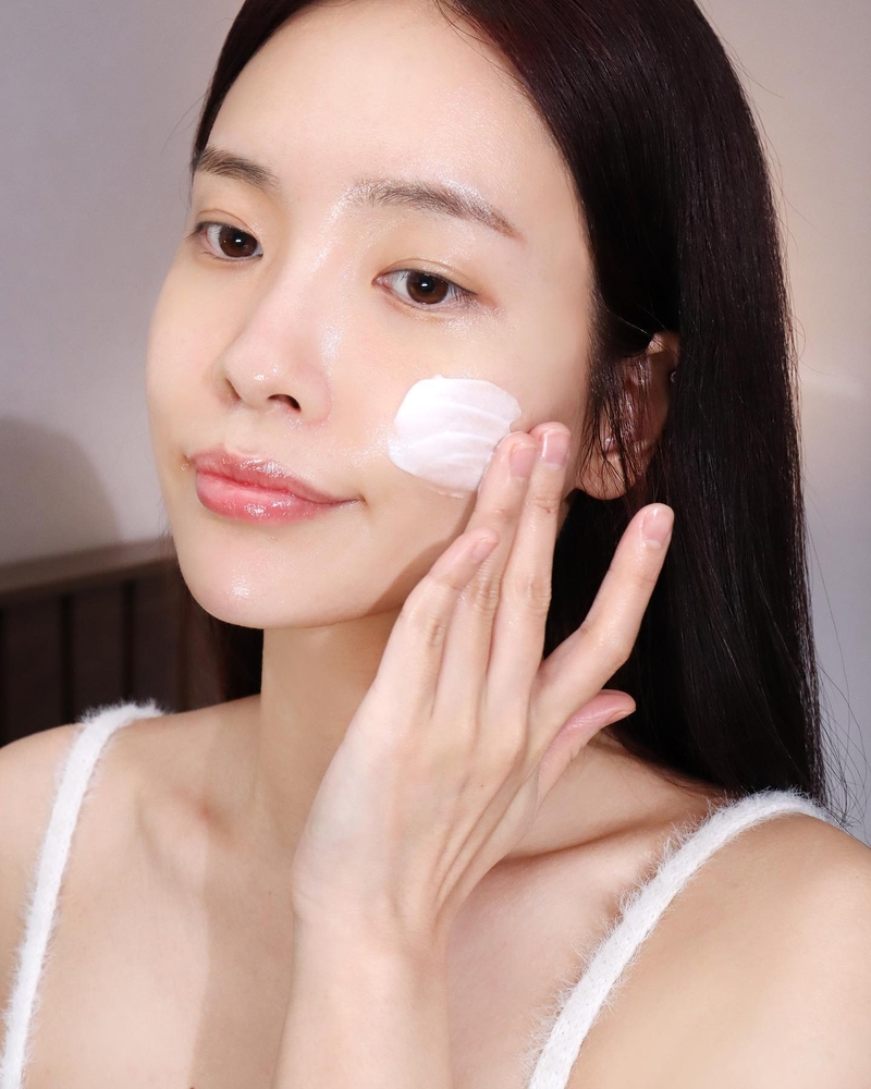 Nên bôi kem dưỡng ẩm mấy lần một ngày? Bật mí cách dùng kem dưỡng ẩm hiệu quả 2