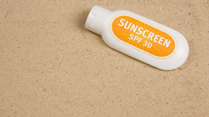 Khi sử dụng retinol cần phải dùng kem chống nắng phổ rộng với SPF 30 trở lên vào ban ngày