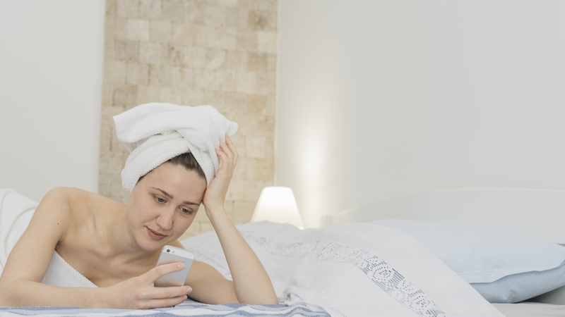 Quấn tóc bằng khăn lụa hoặc satin khi ngủ giúp giảm thiểu ma sát, hạn chế tóc xơ rối