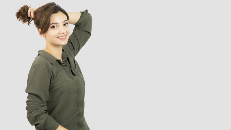 Chỉ nên buộc tóc lỏng bằng dây buộc mềm để tránh xơ rối và rụng tóc