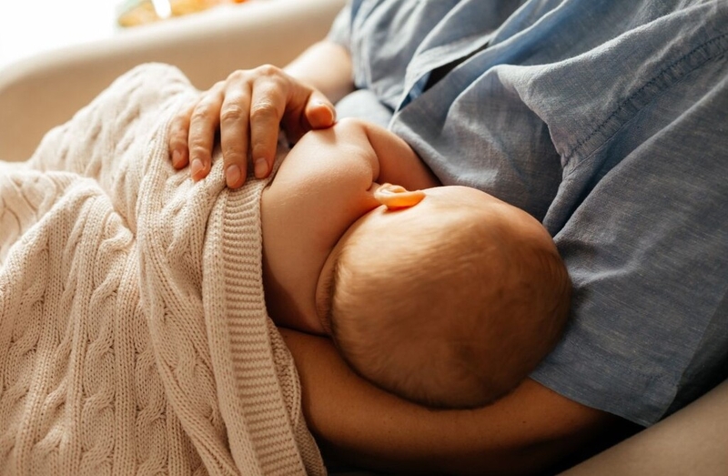 Nên cho bé bú mẹ đến mấy tuổi? Những thông tin cơ bản về việc nuôi con bằng sữa mẹ kéo dài 1