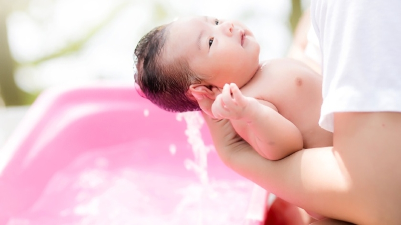 Nên cho trẻ sơ sinh tắm mấy lần 1 tuần​? 2