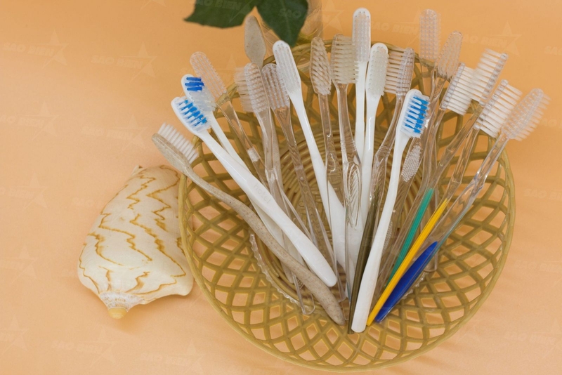 Có nhiều loại bàn chải đánh răng: bàn chải đánh răng lông cứng, bàn chải đánh răng lông mềm