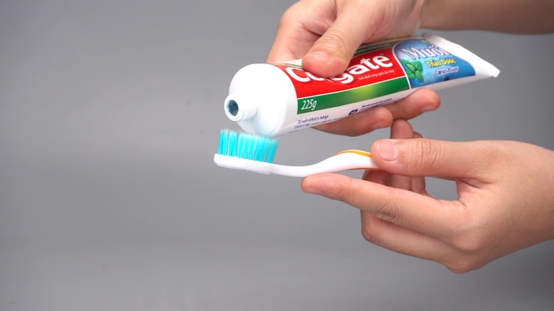 Ưu tiên chọn kem đánh răng có thành phần thảo dược dành cho răng sứ