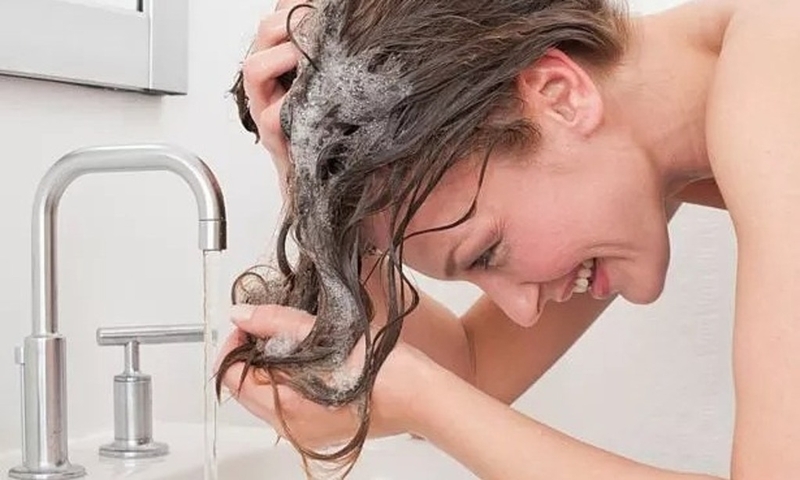 nen-cui-dau-ve-phia-truoc-hay-ngua-ra-sau-khi-goi-dau 1.jpg