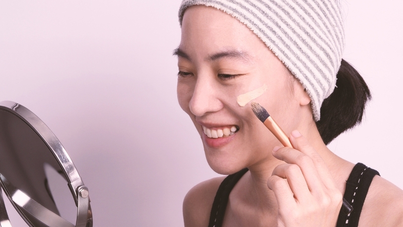 Chọn mỹ phẩm phù hợp, dưỡng ẩm đủ và tán đúng kỹ thuật giúp lớp nền mịn tự nhiên
