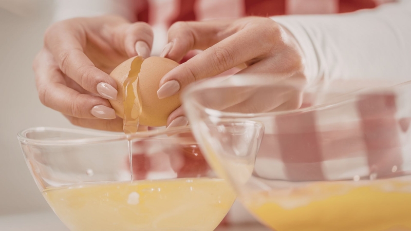 Lòng trắng trứng gà giúp se khít lỗ chân lông và kiểm soát dầu thừa