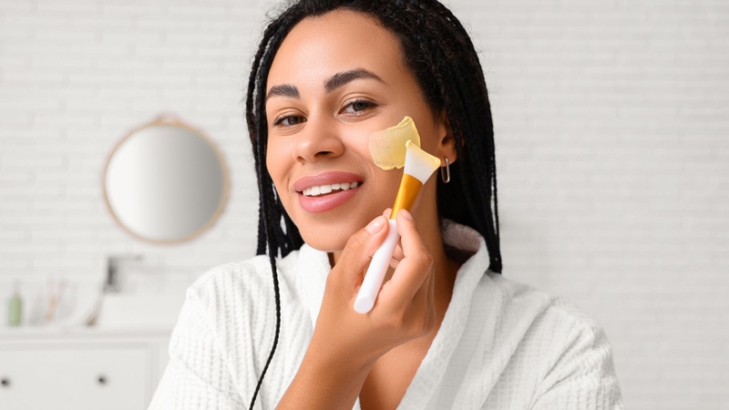 Lòng đỏ trứng kết hợp mật ong giúp dưỡng ẩm, làm dịu và hỗ trợ giảm thâm da