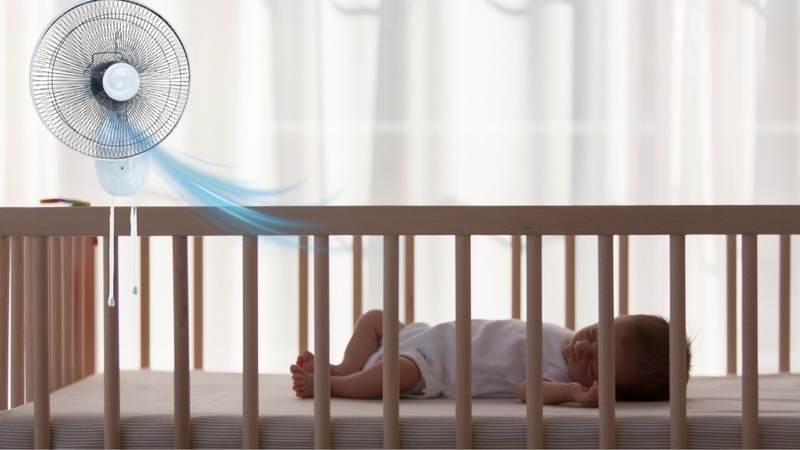 Nên để quạt trên đầu hay dưới chân cho trẻ sơ sinh tốt hơn 1