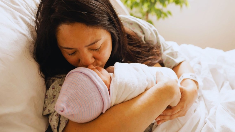 Không ít bậc cha mẹ băn khoăn nên đội mũ cho trẻ sơ sinh đến khi nào