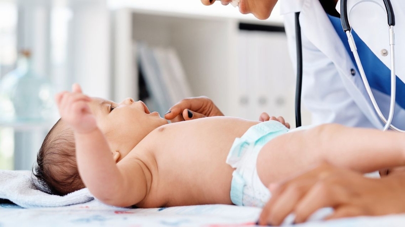 Theo dõi dấu hiệu nóng, đổ mồ hôi để điều chỉnh quần áo cho bé