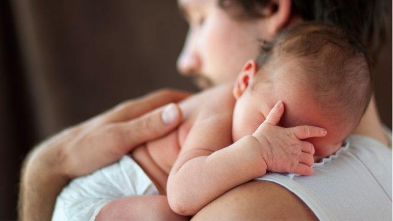 Giữ ấm cho trẻ sơ sinh phù hợp với nhiệt độ môi trường