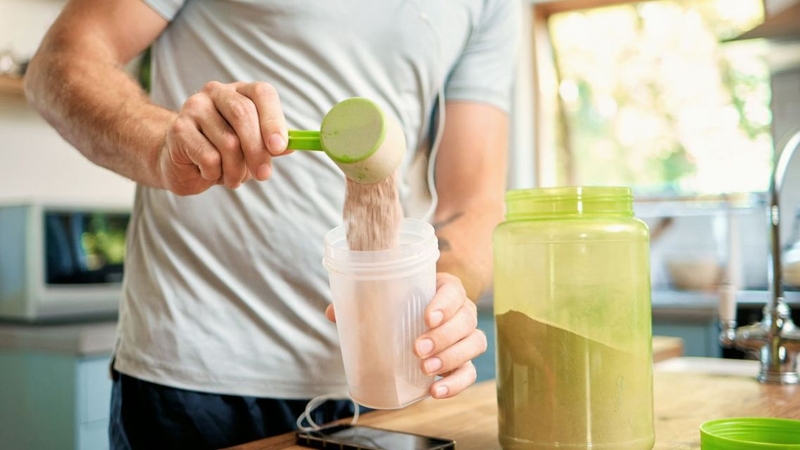 Không ít người văn khoăn không biết&nbsp;nên dùng Creatine hay Protein