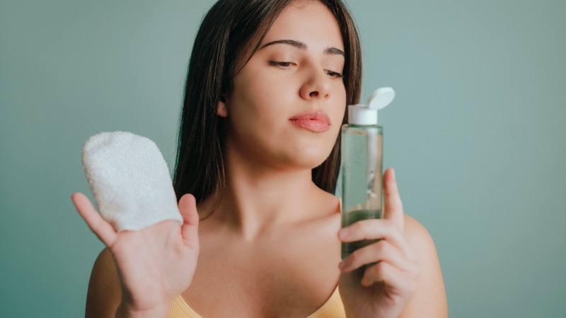 Nên dùng dầu tẩy trang hay nước tẩy trang cho da khô, dầu, da mụn 1