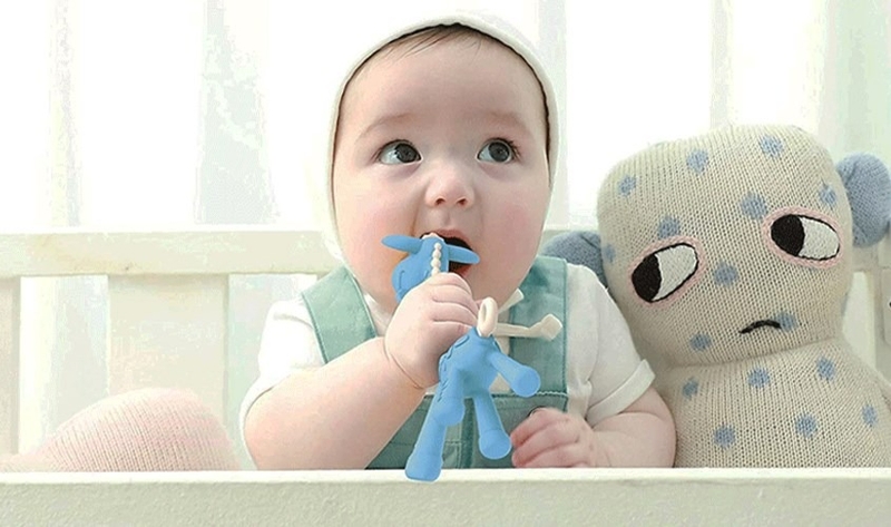 Nên dùng gặm nướu cho bé mấy tháng tuổi?
