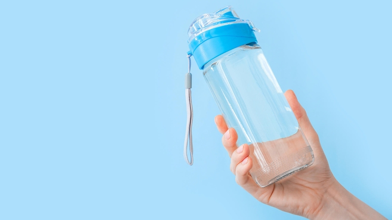 Nên đựng nước uống bằng gì để sạch và an toàn nhất? 1