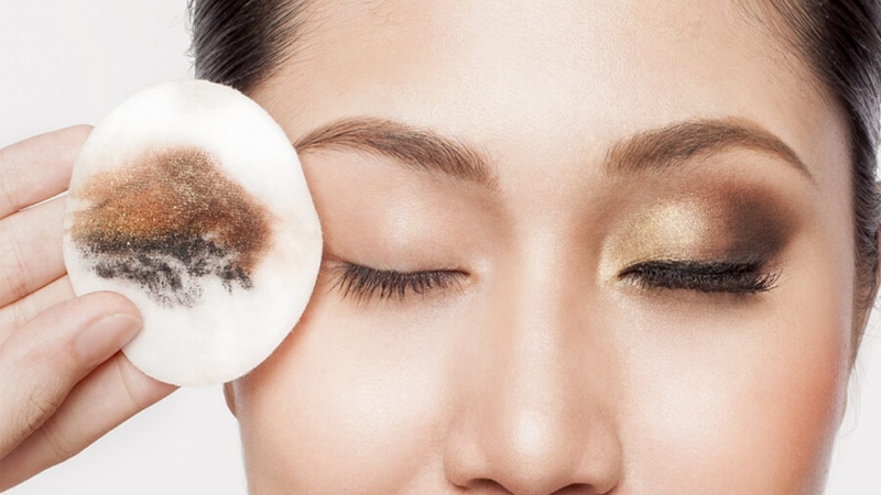 Nên dùng sáp tẩy trang hay nước tẩy trang 2