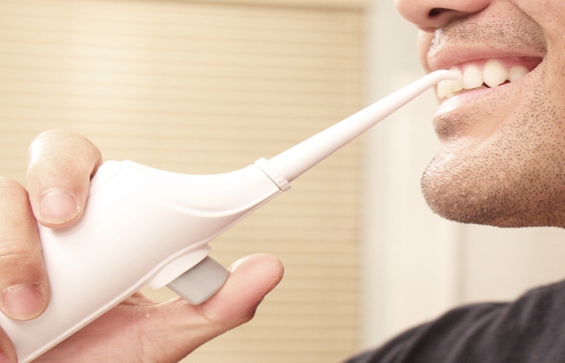 Nên dùng tăm nước trước hay sau khi đánh răng