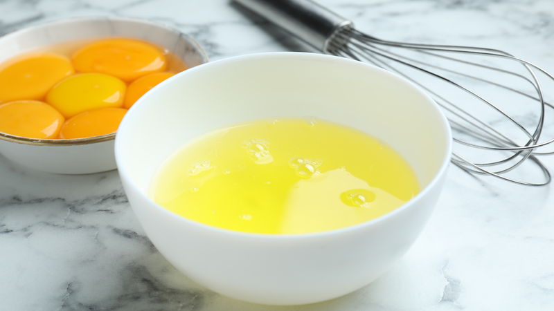 Lòng trắng chứa protein và enzyme giúp làm sạch da và tạo cảm giác săn chắc tạm thời