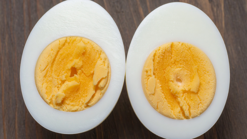 Nhờ chứa nhiều lipid, trứng gà chín có thể hỗ trợ bổ sung lớp dưỡng chất trên bề mặt da