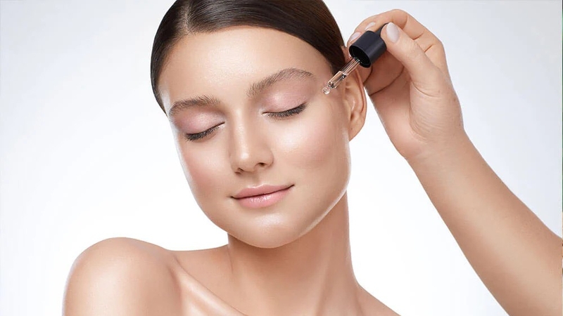 Vitamin C và niacinamide đều có lợi cho việc dưỡng sáng, làm đều màu da