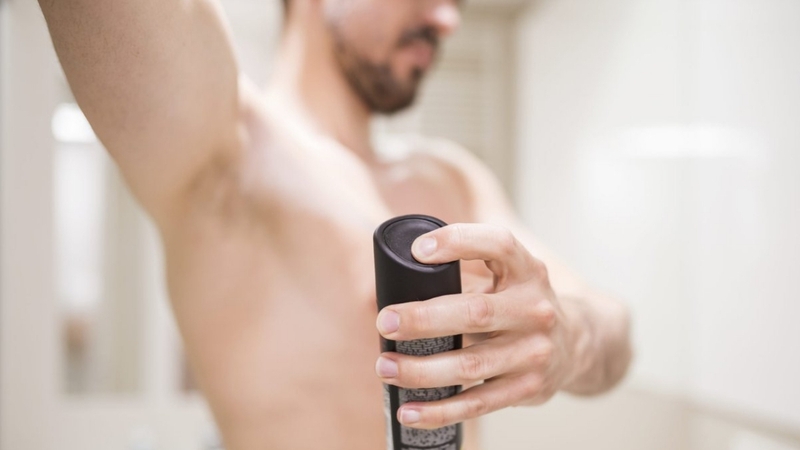 Lựa chọn xịt khử mùi hay lăn khử mùi phụ thuộc vào nhu cầu và cơ địa của mỗi người