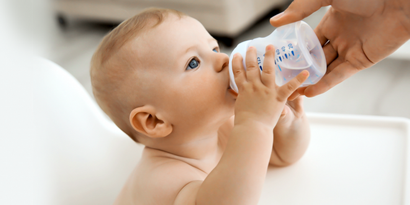 Nên hay không cho trẻ sơ sinh uống nước? 2