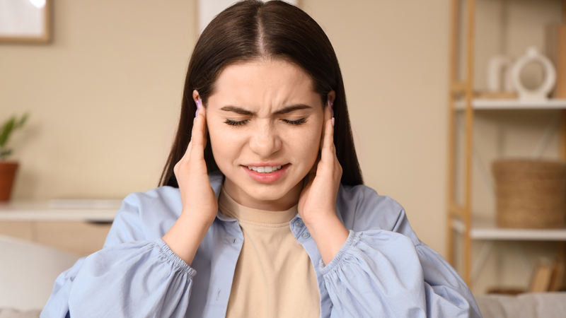 Nên đi khám sớm nếu cảm thấy ù tai, chóng mặt