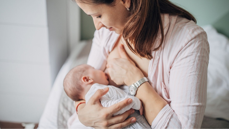 Bé sơ sinh nấc cụt do bú quá no