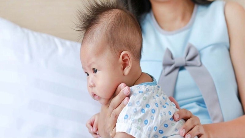 Xoa lưng là biện pháp đơn giản giúp trẻ giảm nấc cụt