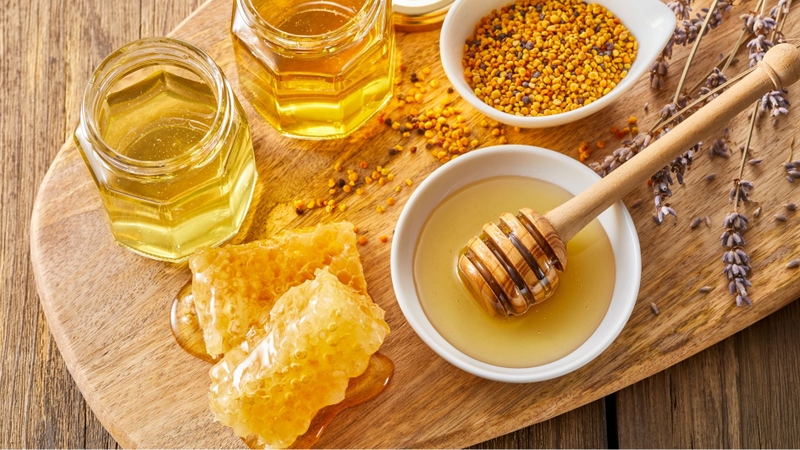 Không nên dùng mật ong cho trẻ dưới 12 tháng tuổi