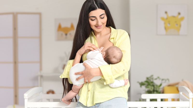 Cho bé bú đúng tư thế giúp hạn chế tình trạng nấc cụt