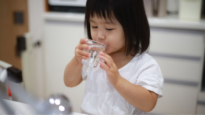 Bổ sung đủ nước và điện giải giúp bé phục hồi nhanh