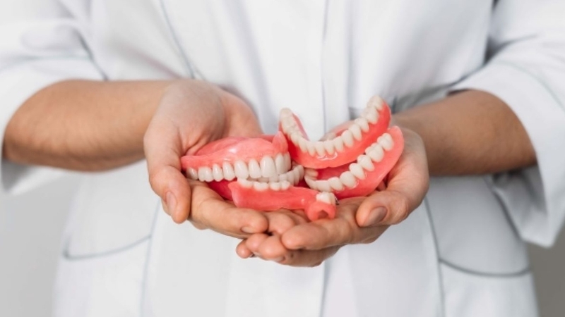 Nên làm răng giả tháo lắp hay cố định? 1