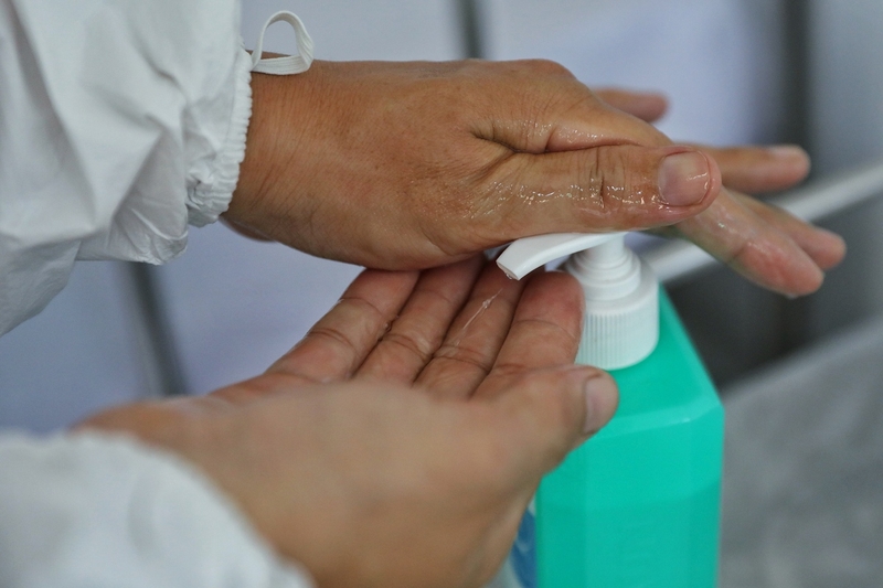 Nên sát khuẩn tay bằng cồn trong thời gian ít nhất 30 giây